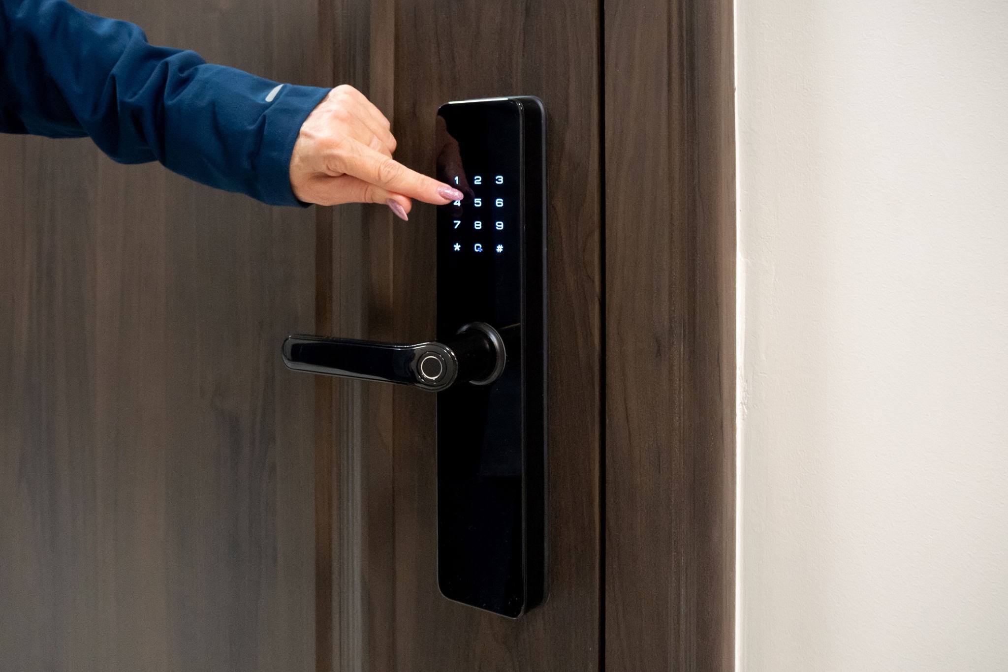 Hệ thống khóa cửa điện tử thông minh bảo vệ an ninh ngôi nhà - Guu House.